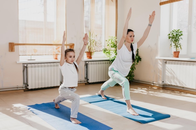 maman et sa fille font du yoga