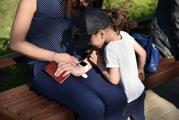 Maman et sa fille jouent avec des gadgets