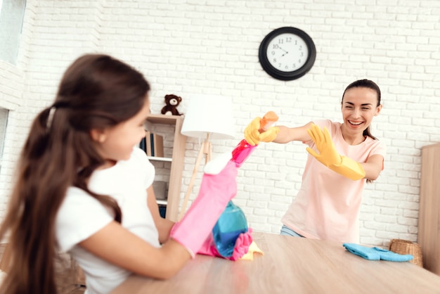 Maman et sa fille nettoient à la maison.