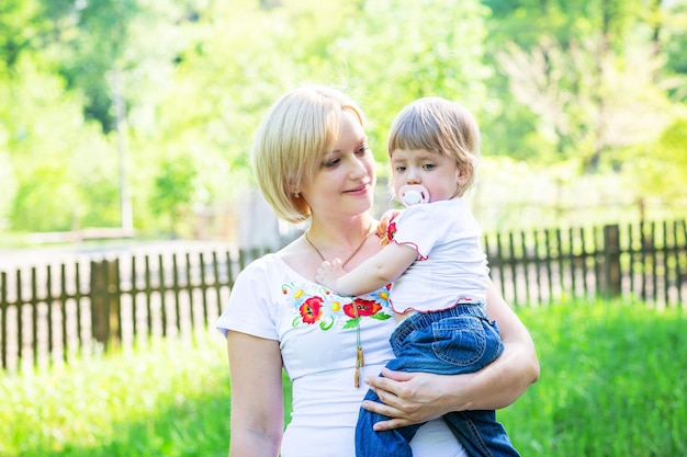 Maman et sa fille passent du temps ensemble lors d'une promenade