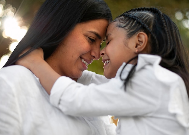 Maman et sa fille passent la fête des mères ensemble dans le parc