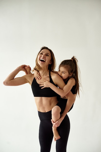 Maman et sa fille passent la matinée à pratiquer le yoga.