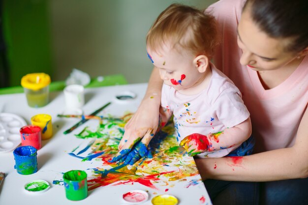 Maman et sa fille peignent sur toile à l'école de dessin