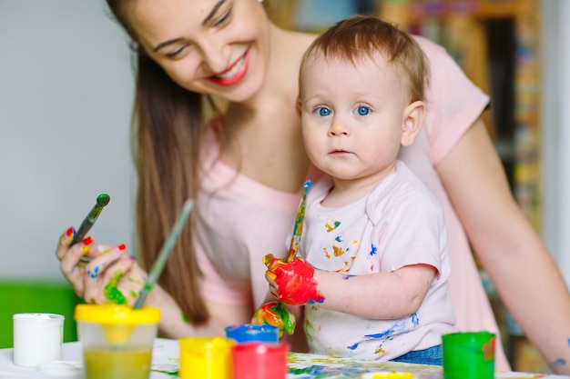 Maman et sa fille peignent sur toile à l'école de dessin