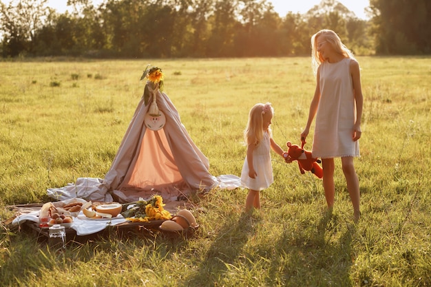 maman et sa fille pour une promenade. promenade d'été dans le parc. hippie