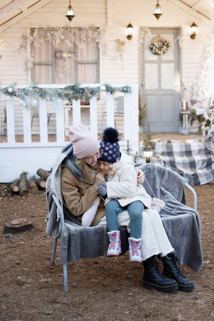 Maman et sa fille s'amusent face à l'hiver