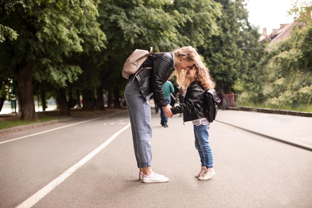 Maman et sa fille s'amusent en se promenant dans la ville