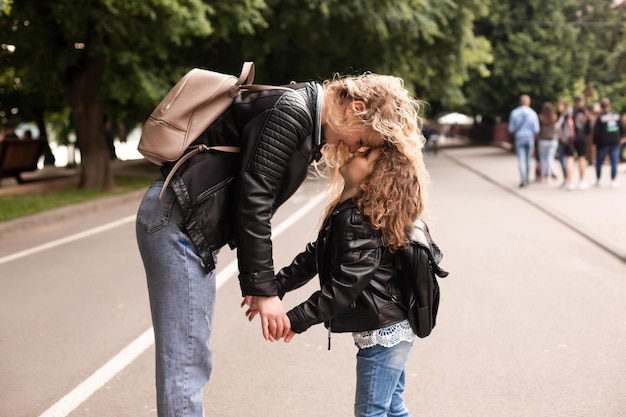 Maman et sa fille s'amusent en se promenant dans la ville