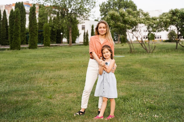 Maman et sa fille s'embrassent et sourient Valeurs familiales Mode de vie familial heureux Bonheur et joie de maman étreignant son enfant