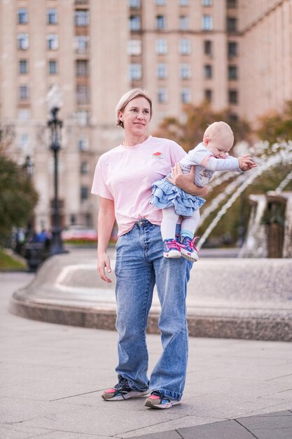 Photo maman et sa fille se promènent dans la ville.