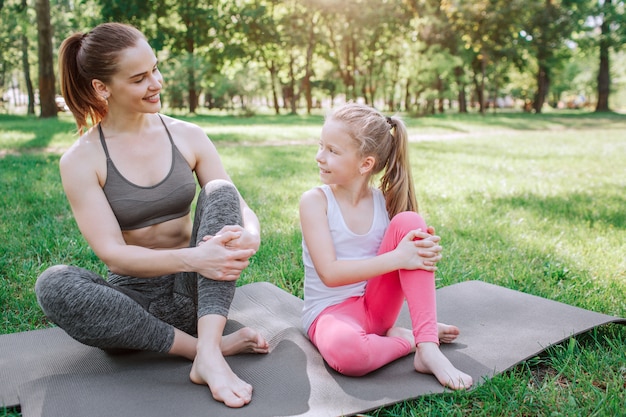 Maman et sa fille sont assises sur un tapis