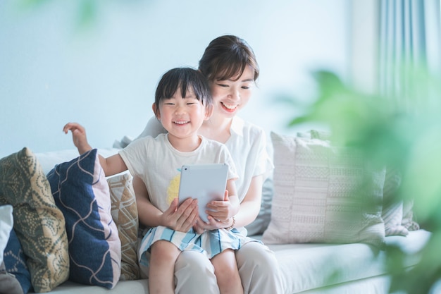 Maman et sa fille utilisant une tablette