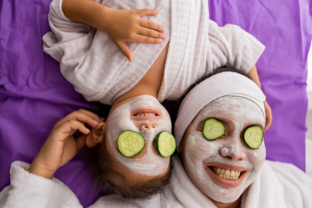 Photo maman et sa jolie jeune fille s'amusent dans la chambre.