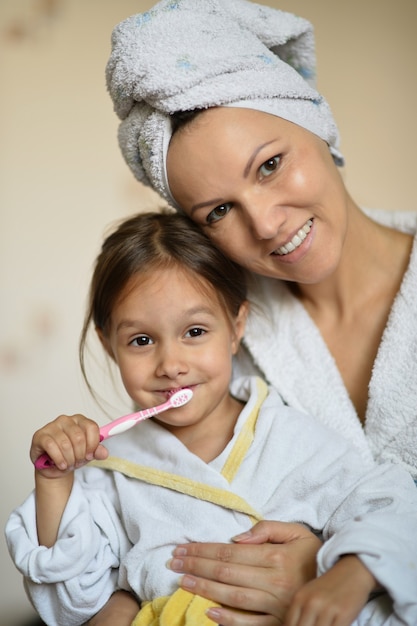 Maman et sa petite fille se brossent les dents