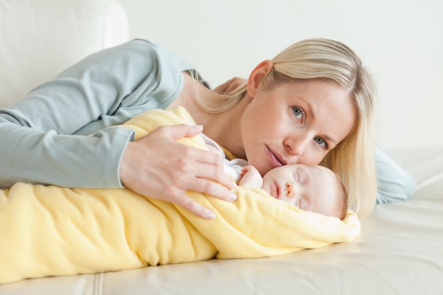 Maman se détendre à côté de son bébé