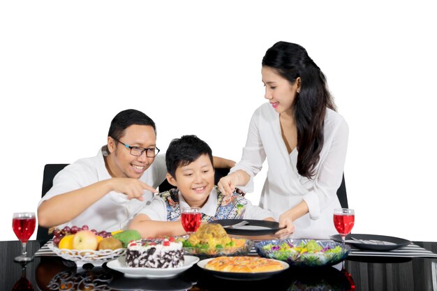 Maman sert de la nourriture avant le déjeuner ensemble