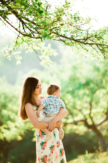 Maman avec son fils dans le parc