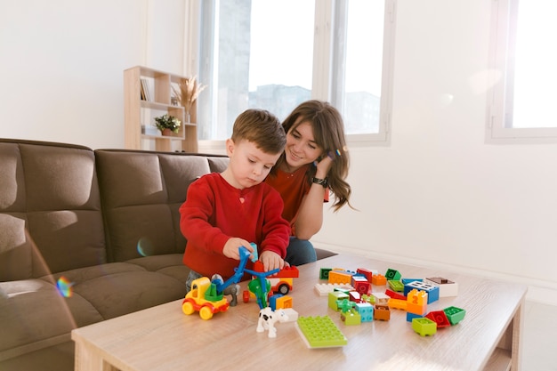 Maman Et Son Fils Jouant Avec Des Jouets