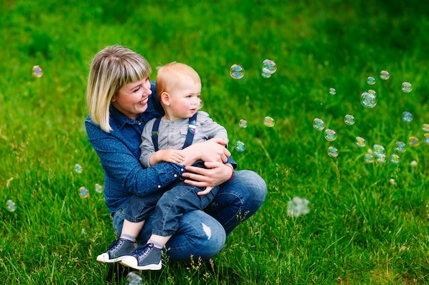 Maman et son fils jouent avec des bulles de savon.