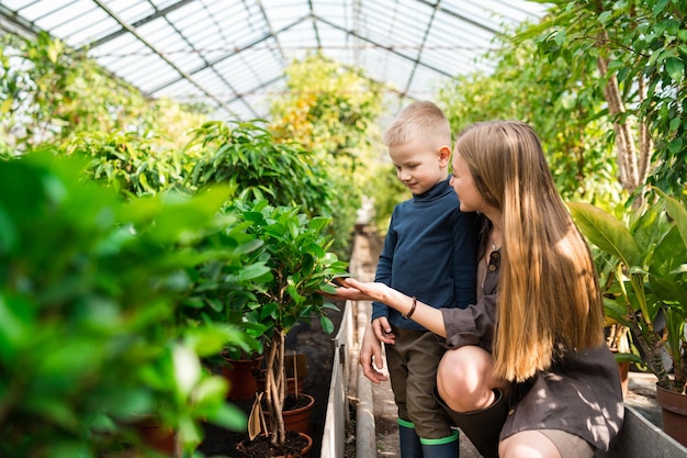 Maman avec son fils montrant des plantes