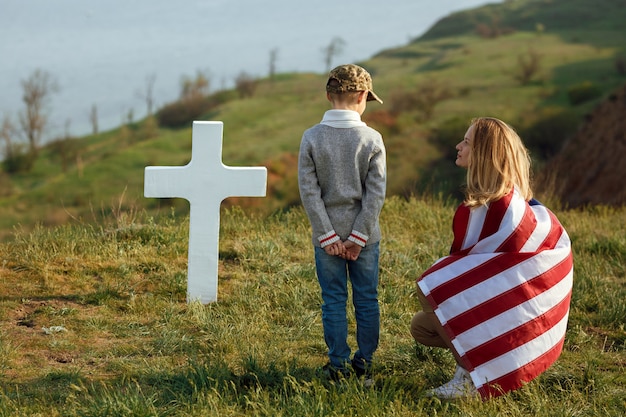 Maman et son fils ont visité la tombe du père le jour du souvenir le 27 mai