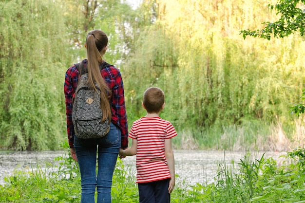 Maman et son fils près du lac et de la forêt