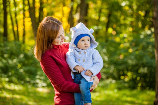 Maman et son fils en promenade dans le parc