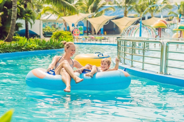 Maman et son fils s'amusent au parc aquatique.