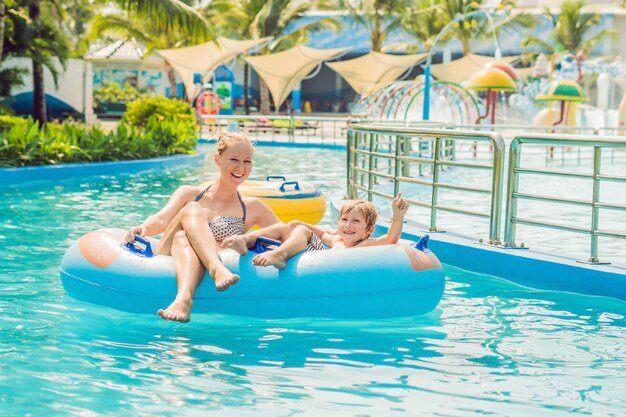 Maman et son fils s'amusent au parc aquatique.