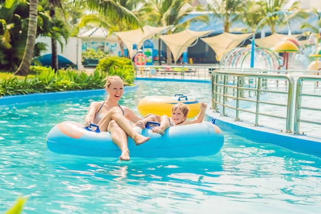 Maman et son fils s'amusent au parc aquatique.