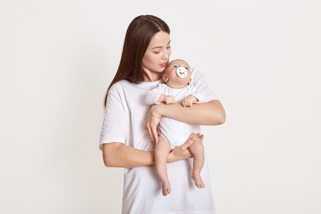 Maman tient bébé dans les bras et l'acclame