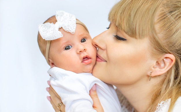 Maman tient un bébé nouveau-né