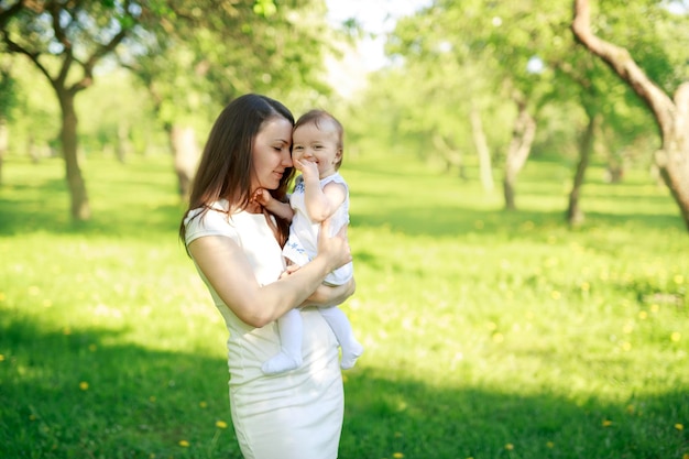 Maman tient sa fille dans les bras avec amour pour profiter du moment