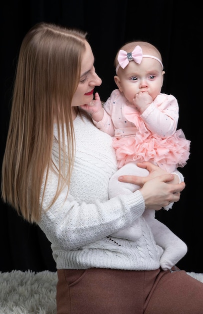 Maman tient sa petite fille dans ses bras. Maternité.