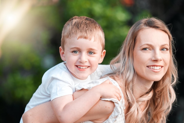 Les mamans m'ont toujours eu. Photo d'une jeune mère et de son fils qui passent du temps ensemble dans un parc.