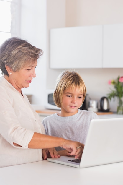 Mamie et petit-fils en regardant un ordinateur portable