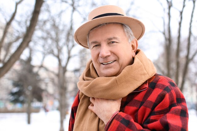 Man dans des vêtements chauds à l'extérieur. Vacances d'hiver