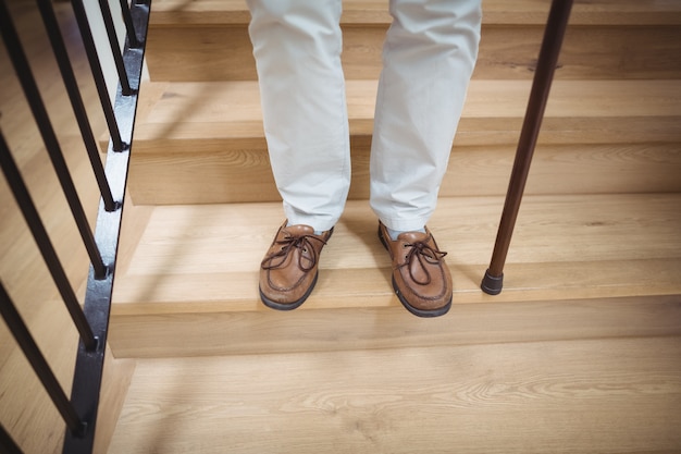 Man Descendant Avec Bâton De Marche