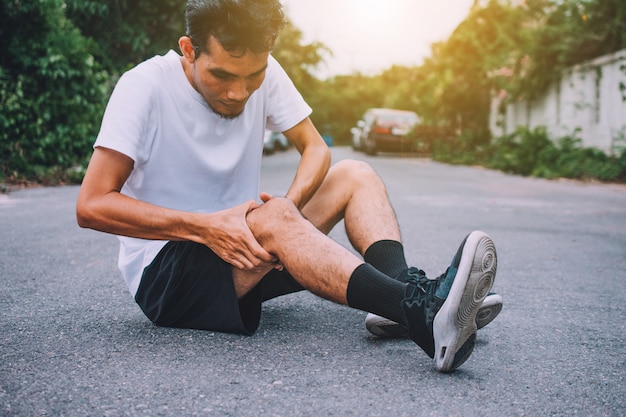 Man douleur au genou en cours d'exécution ou de jogging