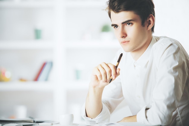 Man écrit dans un bloc-notes