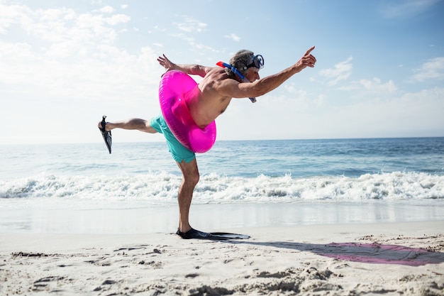 Man avec équipement de plongée et anneau gonflable profitant de leurs vacances