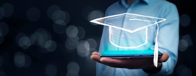 Man holding tablet avec graduation cap sur fond de bokeh