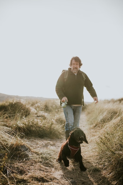 Man Promener Son Chien Sur Un Sentier Côtier