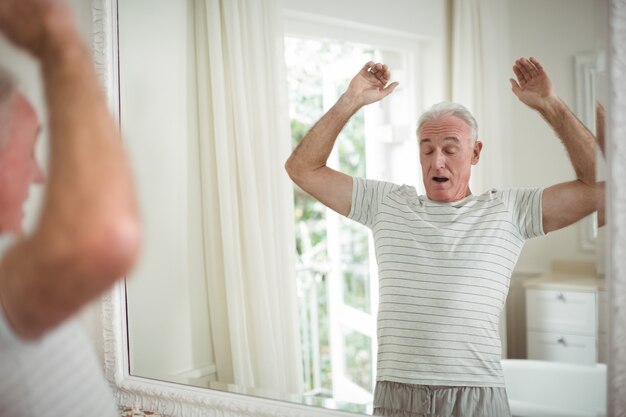 Man qui s'étend devant le miroir