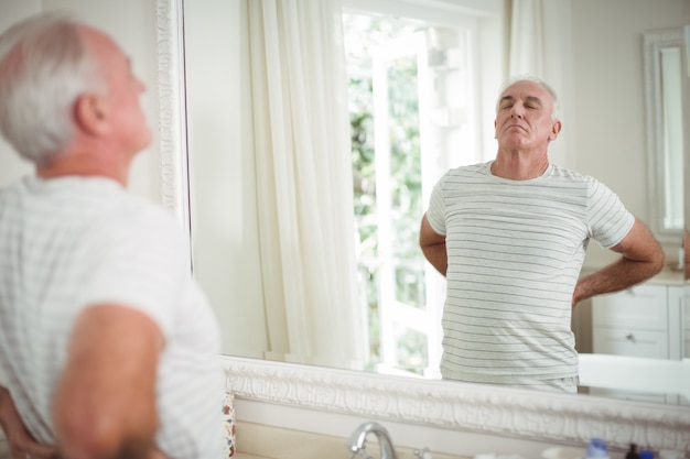 Man qui s'étend devant le miroir