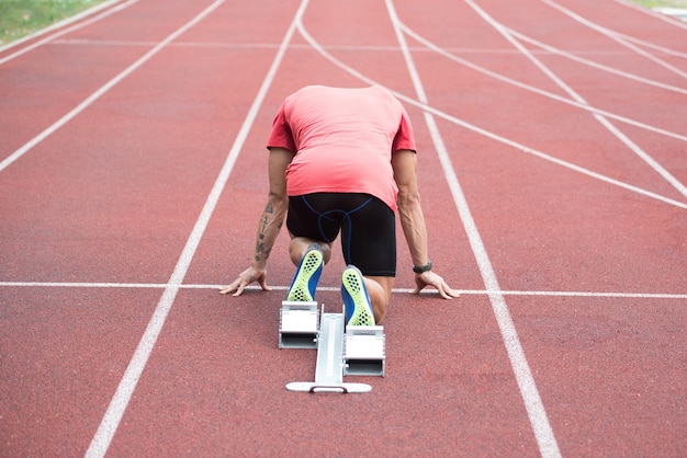 Man Runner s'apprête à démarrer le sprint