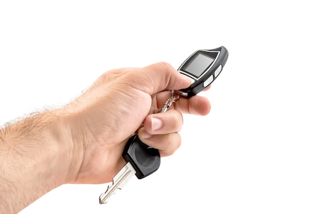 Man's hand holding voiture télécommande avec écran isolé sur blanc