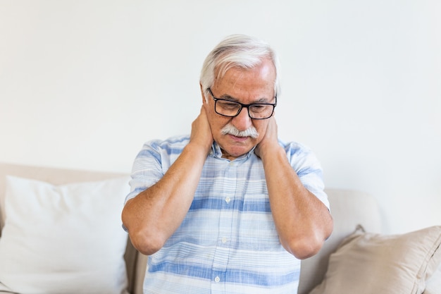 Man se sentir épuisé et souffrant de douleurs au cou