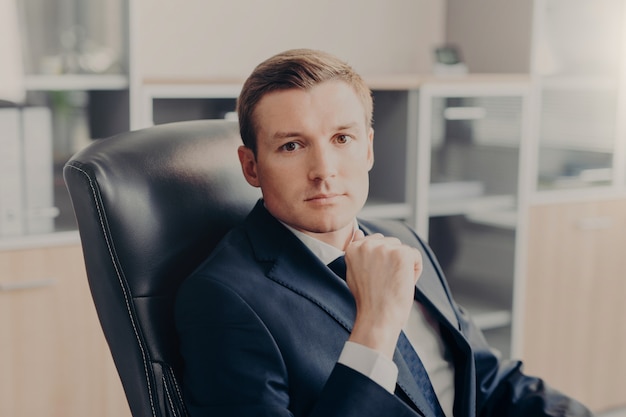 Un manager assis dans son fauteuil