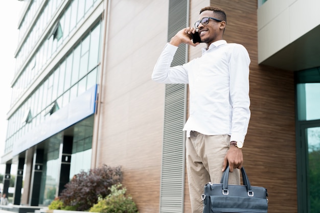 Manager confiant souriant, parler au client au téléphone